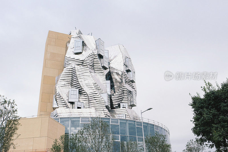 由建筑师Frank Gehry为Luma Arles文化中心设计的扭曲塔。当代建筑。